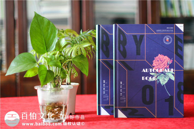 新手制作畢業(yè)紀念冊-同學負責制作畢業(yè)紀念冊的方式第1張-宣傳畫冊,紀念冊設計制作-價格費用,文案模板,印刷裝訂,尺寸大小