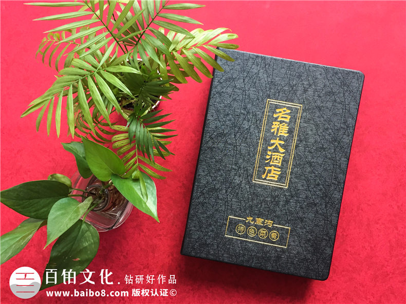 成都菜譜印刷廠制作的高檔皮面燙金菜譜冊-經(jīng)典酒店菜單設(shè)計案例!